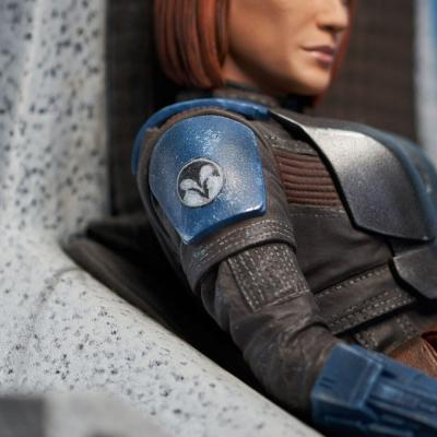 Star Wars: The Mandalorian Estatua Premier Collection 1/7 Bo-Katan Kryze on Throne 35 cm